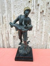 STATUETTE "POMPIER SAUVANT UNE FILLETTE" DEBUT 1900 EN REGULE par "LOUIS MOREAU"