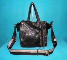sac MILA LOUISE en cuir noir porté main  épaule ou travers