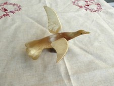 Oiseau sculpté dans la corne