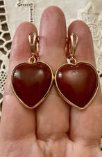 CŒUR SCULPTÉ EN CORNALINE ROUGE AGATE , PLAQUÉ OR, BOUCLES D’OREILLES ANCIENNES