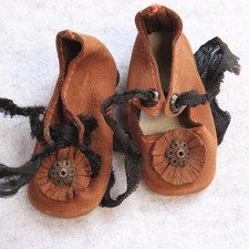Chaussures de poupée