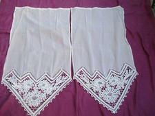 Paire de petits rideaux