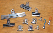 LOT vintage PINCE en métal SUPPORT PORTE DOCUMENTS papier MURAL de BUREAU aimant