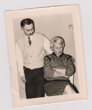 photo ancienne ?️ femme assise homme debout ambiance figée 1960