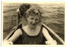 Femme ramant barque rames -