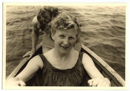 Femme ramant barque rames - ,