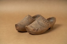 paire sabots bois sculptés