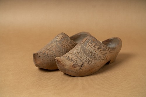 Paire sabots bois sculptés - sabots,