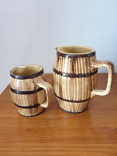 Deux pichets taille - de,
