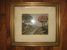 ANCIENNE TAPISSERIE CANEVAS FAIT MAIN DANS UN CADRE EN BOIS DORÉ DATANT DE 1929