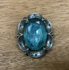 Très Joli Broche, Attache