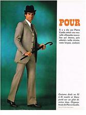 PUBLICITE  1969   PIERRE CARDIN   costume droit & chapeau Boule haute couture