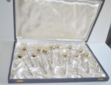 *COFFRET 12 PETITES CUILLERES METAL BLANC DANS ECRIN fond satin BEL ETAT VITRINE