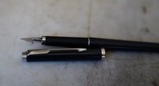 TRES BEAU STYLO PLUME PARKER 180 FINITION LAQUE NOIR PLATINUM - PLUME METAL