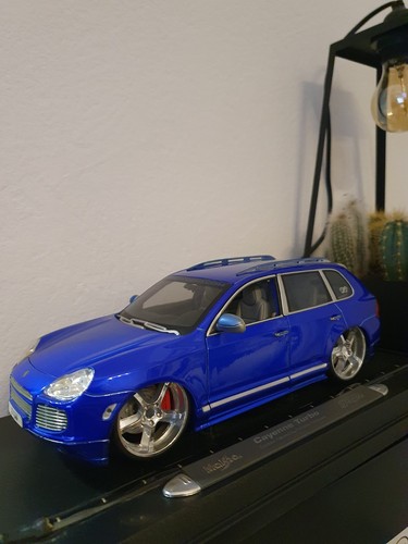 Rare miniature porsche cayenne - rare,