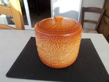 Ancien pot, terrine à soufflé en trompe l'oeil, pâté en croûte.