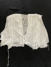 Caraco ancien brodé à restaurer