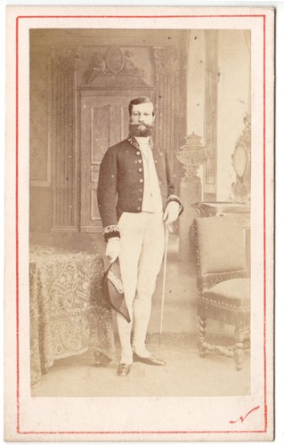 Homme tenue cérémonie circa