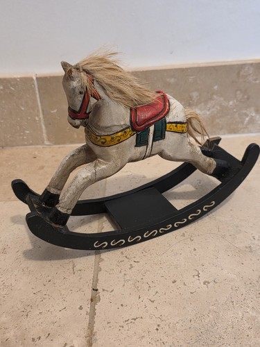 Cheval bois bascule - en, À