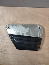 Cache latéral droit pour