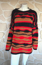 Pull rouge, moutarde et noir