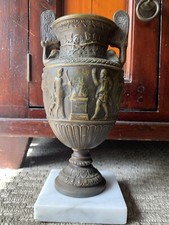 Ancien Beau Vase Sculpté en relief Personnages Antiques en Métal Hauteur 25