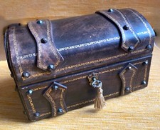 Coffret à bijoux malle ancienne, bois, cuir brun, liserés or, clé, années 50-60