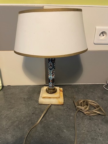 Ancienne lampe sur - , en