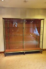 ANCIENNE GRANDE VITRINE MAGASIN OU POUR COLLECTIONNEUR VERRE LAITON VERS 1900