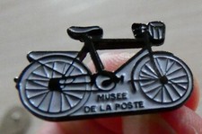 BEAU PETIT PIN'S PTT LA POSTE VELO MUSEE DE LA POSTE
