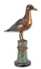 Une sculpture en bronze