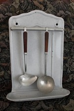 Ancien porte ustensiles en tôle émaillée + 2 louches