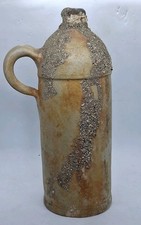 Ancienne bouteille en grès avec concrétions issue d'épave navire naufrage mer 