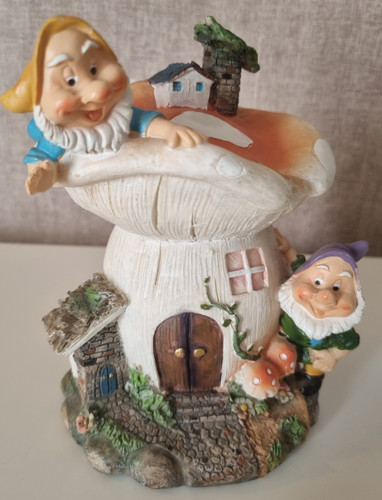 Statue maison champignon avec
