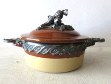 ANCIENNE SOUPIERE EN GRES avec BORD Haut de Poignées et Bouton en ETAIN