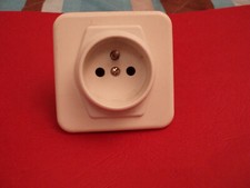 Prise 2 pôles + terre avec