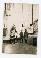 PHOTO SNAPSHOT, Calais 1937 sur le ponton d’un bateau canot mot écrit au dos