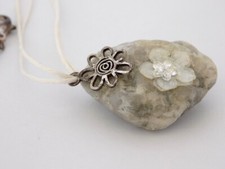 Collier blanc pendentif pierre