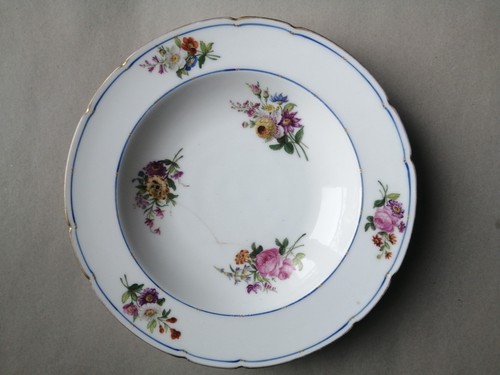 Une assiette porcelaine a - en,