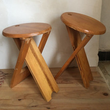 Roger TALLON paire de tabourets pliants modèle TS en pin Sentou circa 1978