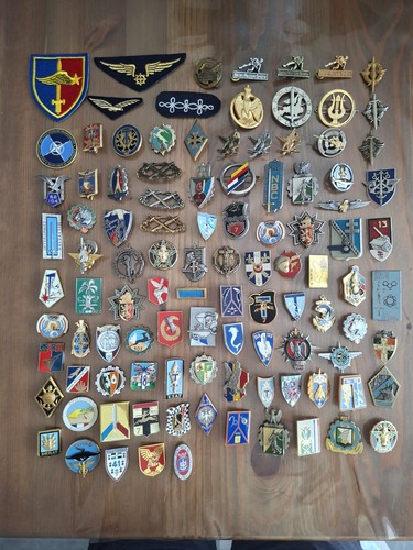 Lot 104 insignes - , militaires