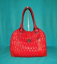 sac KATANA en cuir rouge gaufré porté épaule