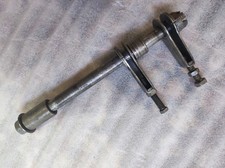 AXE DE ROUE ARRIERE COMPLET D