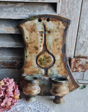 ANCIEN BENITIER EN TERRE CUITE AVEC CROIX DE MARIE signé