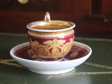 Tasse sur piédouche, période empire en porcelaine de Paris, XIXe, rouge