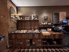 vitrine réfrigérée en bois réalisée sur-mesure par FORGEL, froid ventilé. 