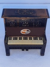 2) TAILLE CRAYON ANCIEN PIANO EN METAL DE COLLECTION PLAY ME VINTAGE 1970's
