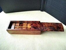Jeu de dominos en loupe de thuya dans son coffret