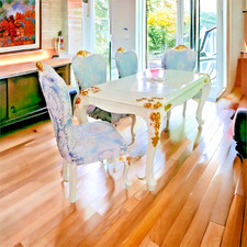 Une Salle à manger complet style Louis XV bleu et blanc avec motif en bronze