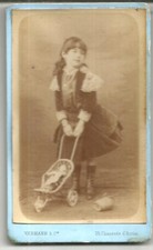 PHOTO CDV Hermann Paris vers 1880.Fillette et sa poupée dans poussette à 3 roues